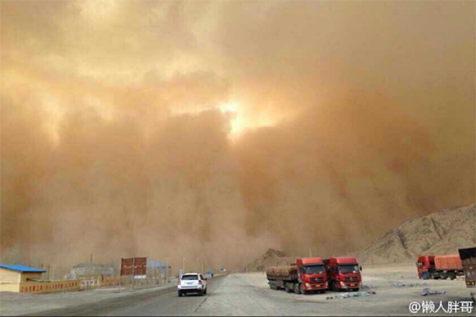 巨型沙尘暴来袭青海省格尔木市一幕